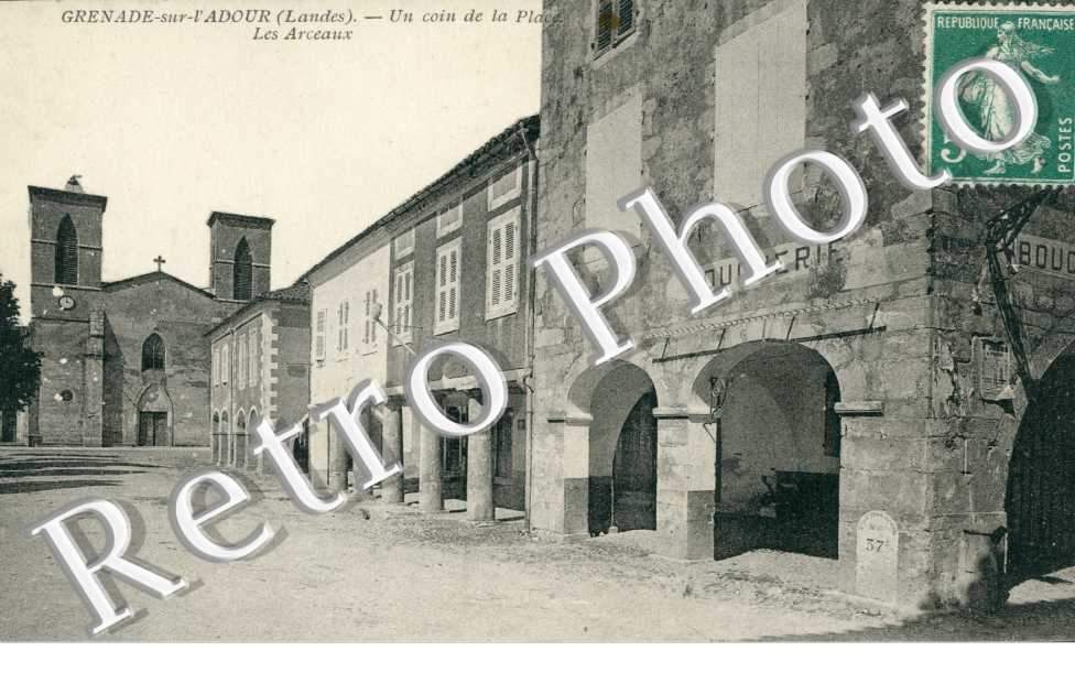 Un coin de la place - les arceaux