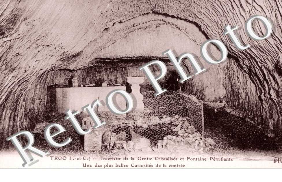 interieur de la grotte cristalisee et fontaine petrifiante