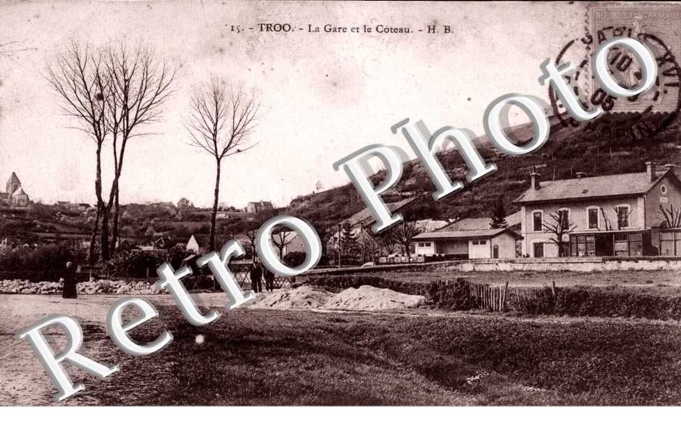 La gare et le coteau