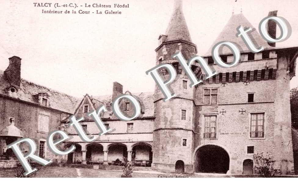 Le Chateau Féodal - Intérieur de la Cour - La galerie