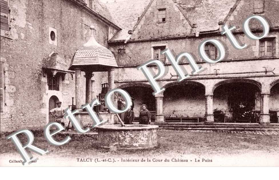 Intérieur de la Cour du Chateau - Le Puits