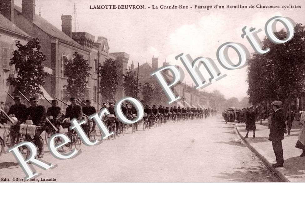 Grande rue, passage d'un bataillon de Chasseurs cyclistes