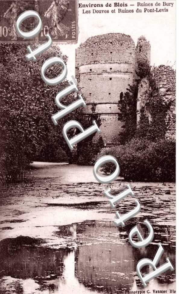 Les douves et ruines du Pont Levis