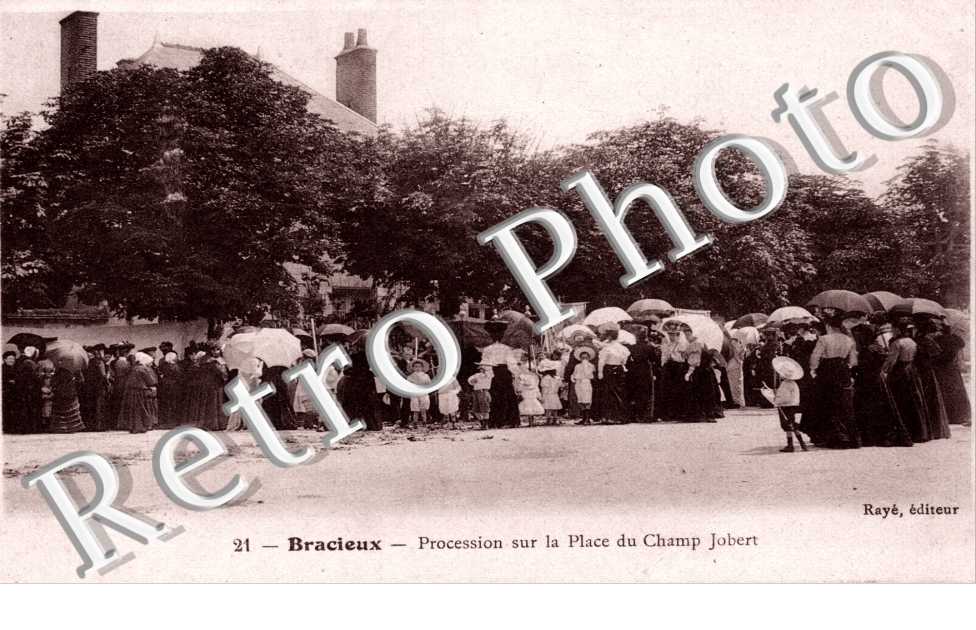 procession sur la Place du Champ Jobert