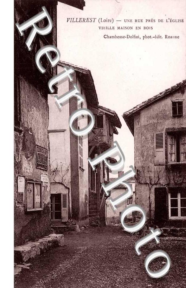 une rue pres de l'eglise vieille maison en bois