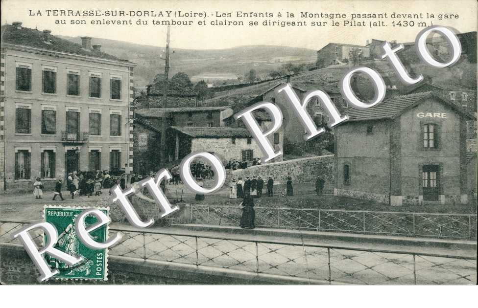 Les Enfants a la Montagne au son enlevant du tambour et clairon