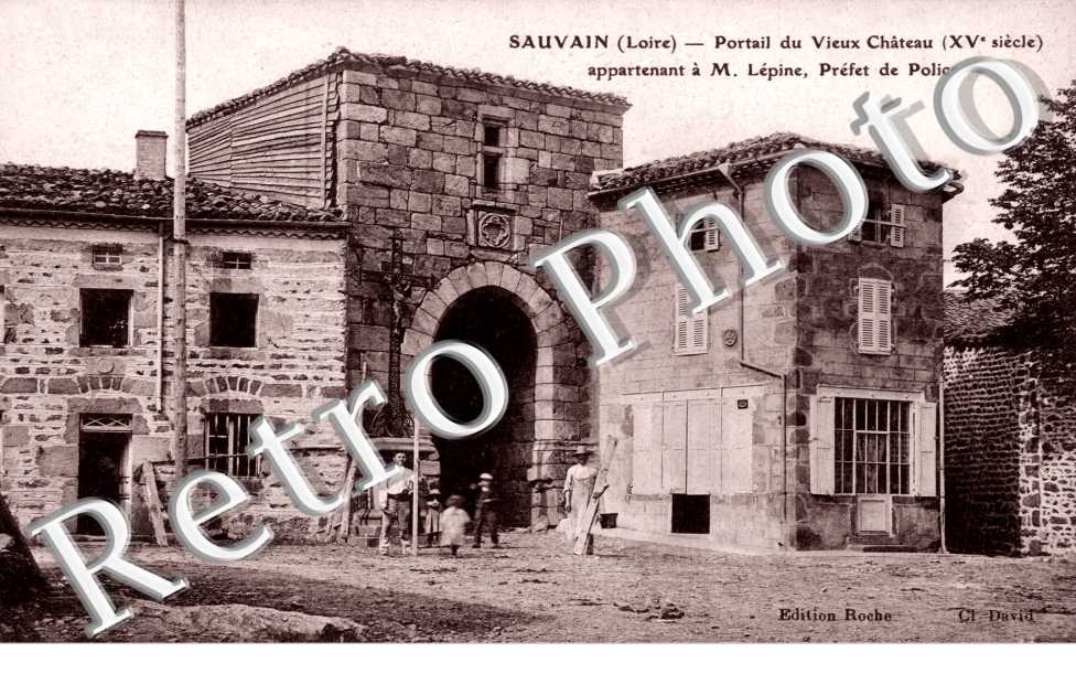 le portail de l'ancien chateau appartenant a Lepine - prefet de police