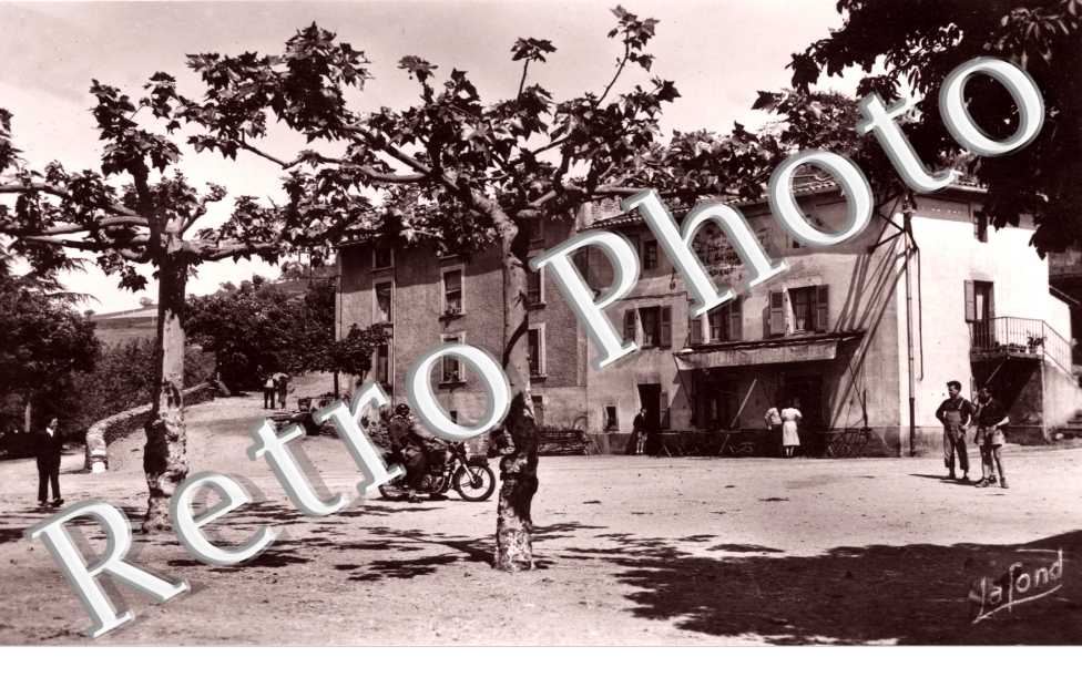 la place et l'hotel - la croix Grand-Jean
