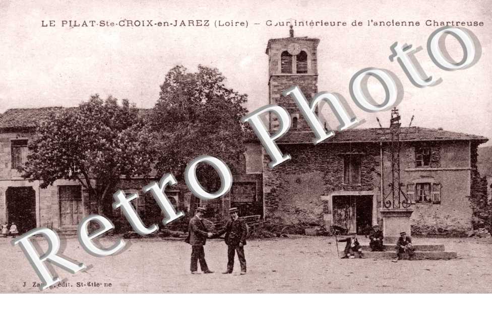 Le Pilat Sainte Croix  en Jarez   cour interieure de l'ancienne chartreuse