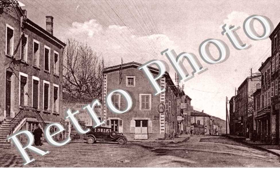 Le Groupe Scolaire et la Route Nationale
