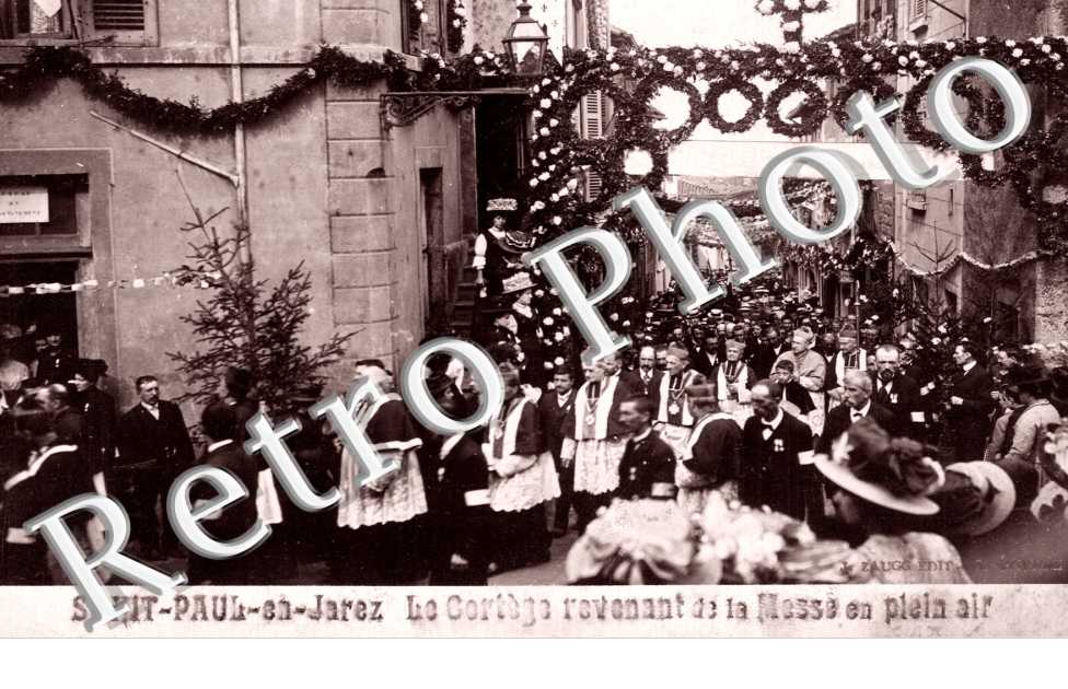 le cortege revenant de la messe en plein air 