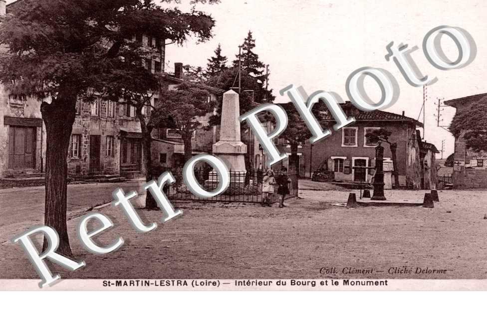 Interieur du Bourg et le Monument