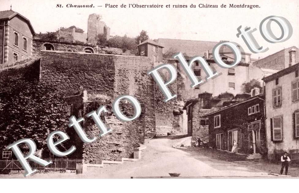 Place de l'Observatoire et Ruines du Chateau de Montdragon
