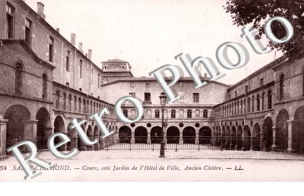 Cours et ancien Cloitre