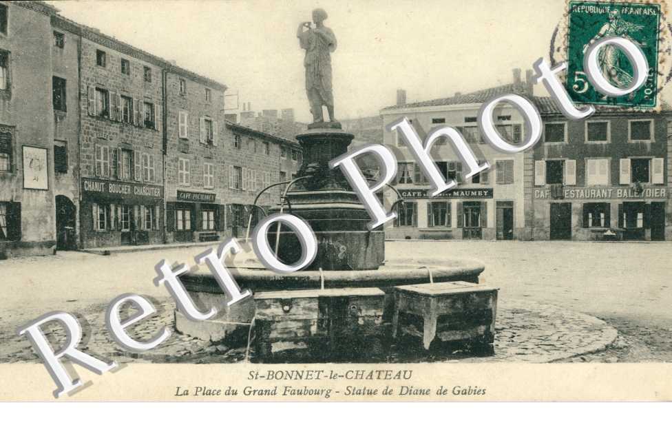 Place du Grand Faubourg, Statue de Diane de Gabies