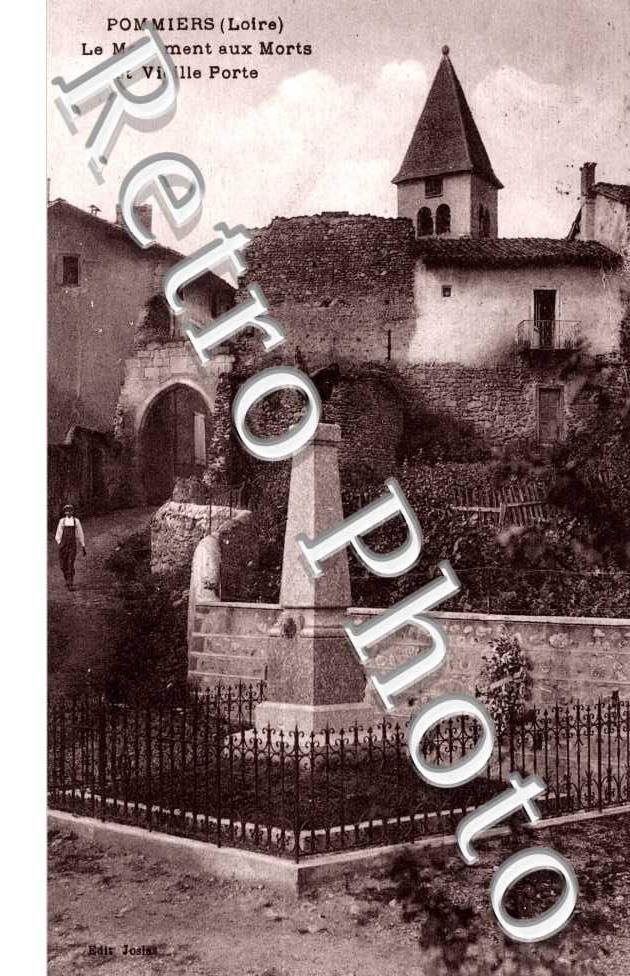 Le monument aux morts et vieille porte