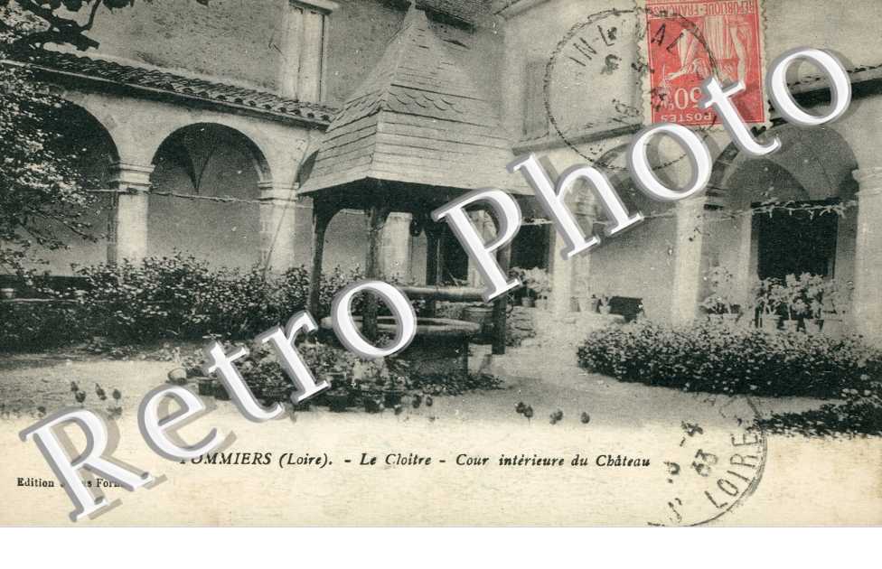 Le cloitre - cour interieure du chateau