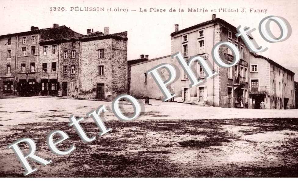 La Place de la Mairie et l'Hotel J. Fabry