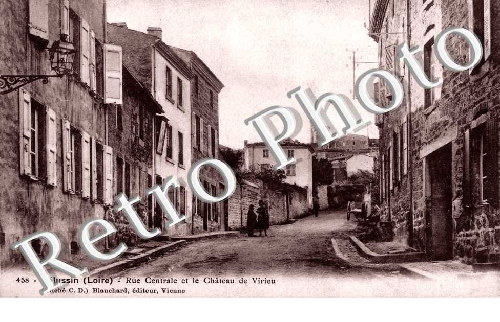 Rue Centrale et Château de Virieu