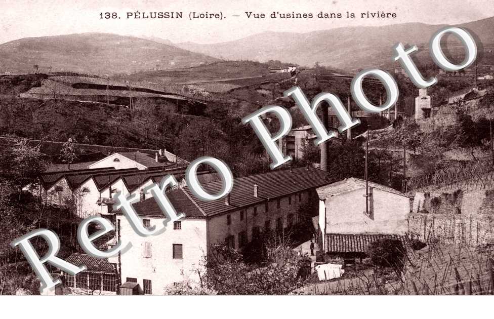 vue d'usines dans la riviere