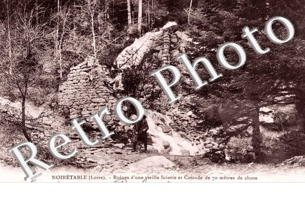 Ruines d'une Vieille Scierie et Cascade