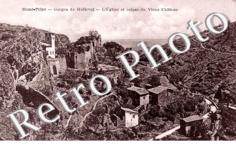Dans les Gorges, l'Eglise et les Ruines du Vieux Chateaux