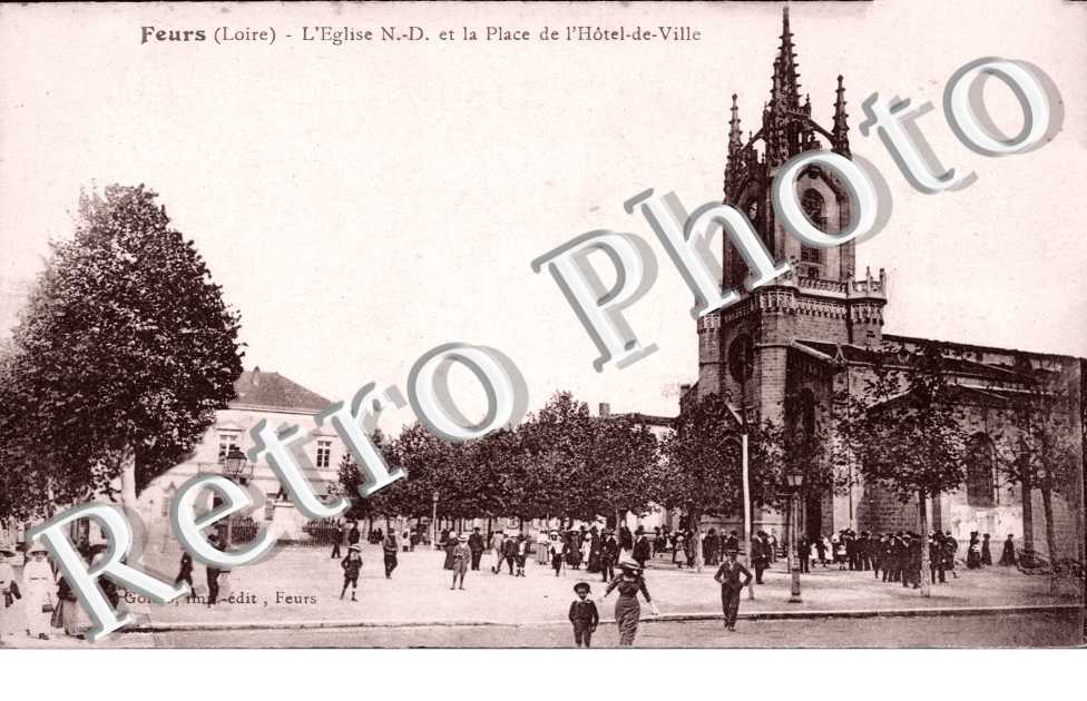 L'Eglise Notre Dame et Place de l'Hotel de Ville