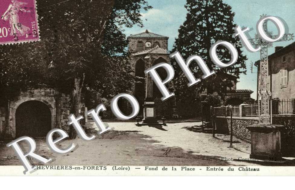 Fond de la place - entree du chateau