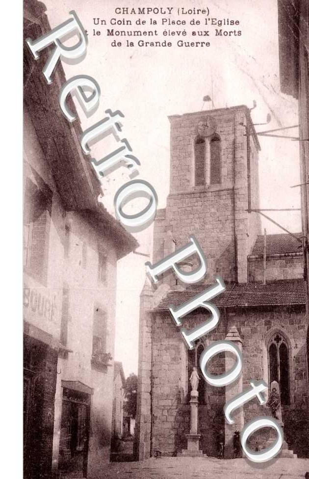 Un Coin de la Place de l'Eglise et le Monument eleve aux Morts de la Grande Guerre