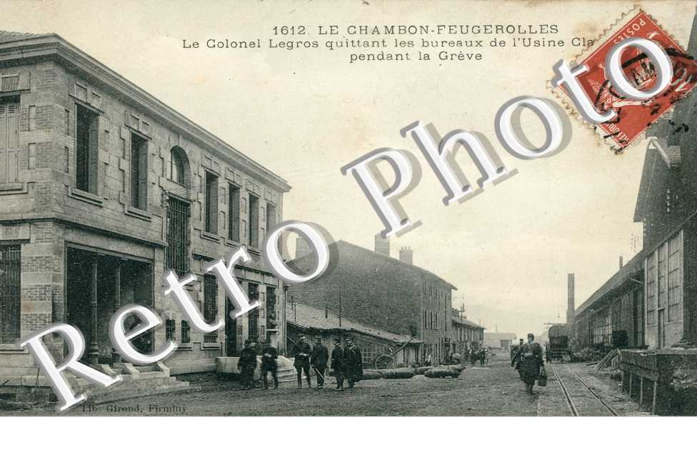 Le Colonel Legros quittant les bureaux de l'Usine pendant la greve