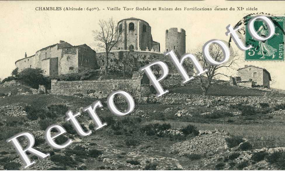 Vieille tour feodale et ruines des fortifications