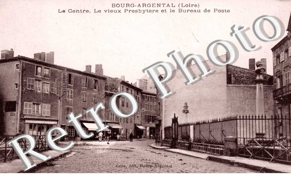 le Centre, le vieux Presbytere et le Bureau de Poste