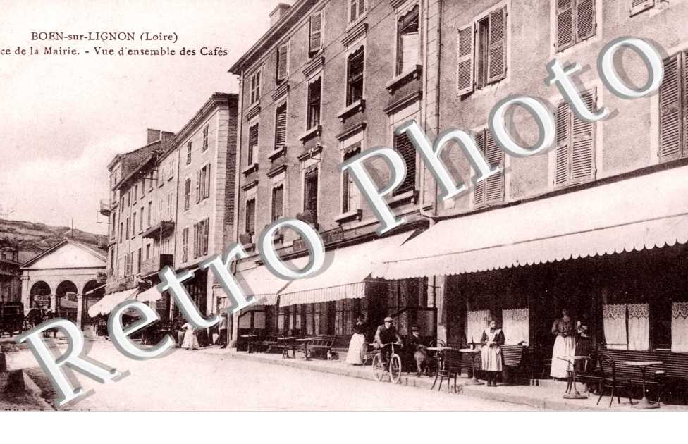 Place de la Mairie, vue d'ensemble des Cafes