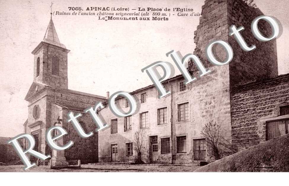 La place de l'eglise - le monument aux morts