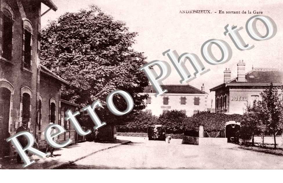 en sortant de la Gare
