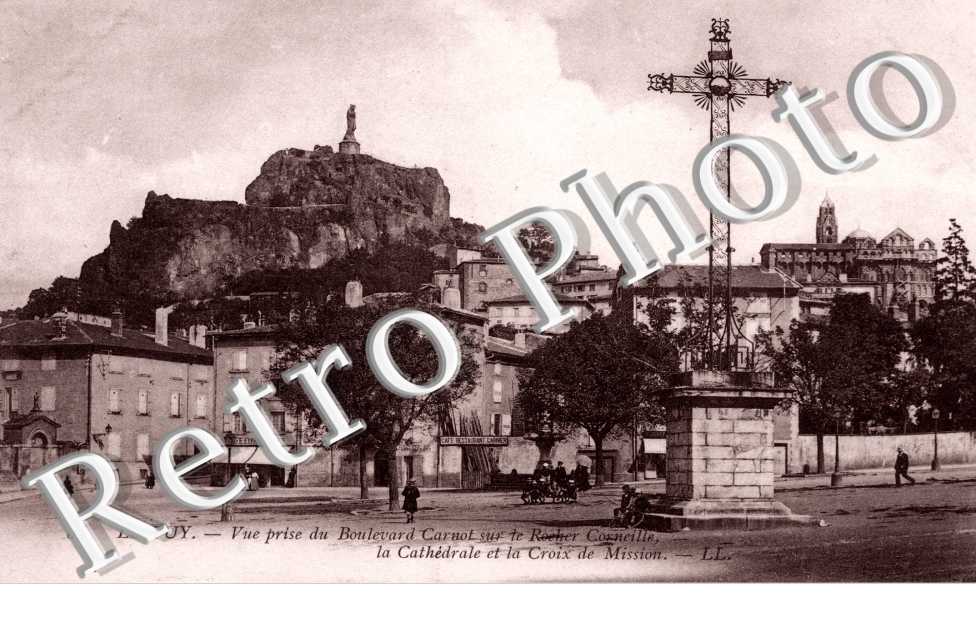 Vue prise du boulevard Carnot sur le rocher Corneille