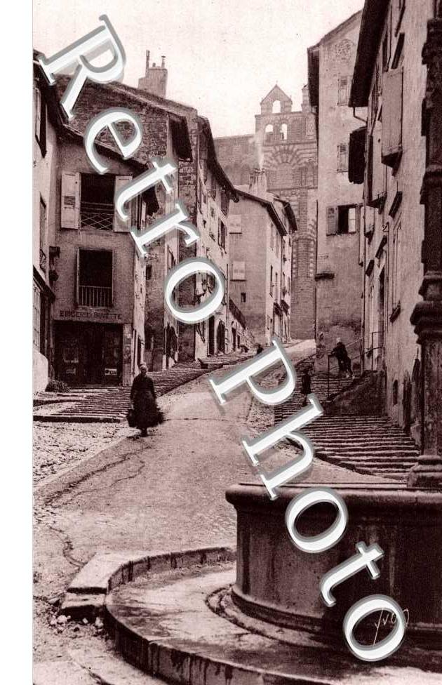 Vieille rue des Tables conduisant a la cathedrale