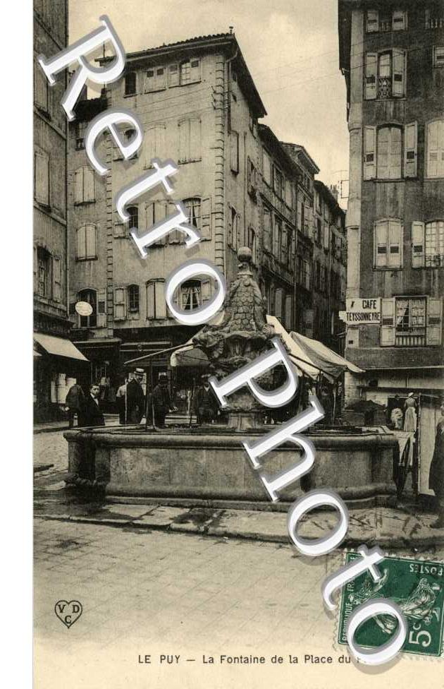 La fontaine de la place du Plot