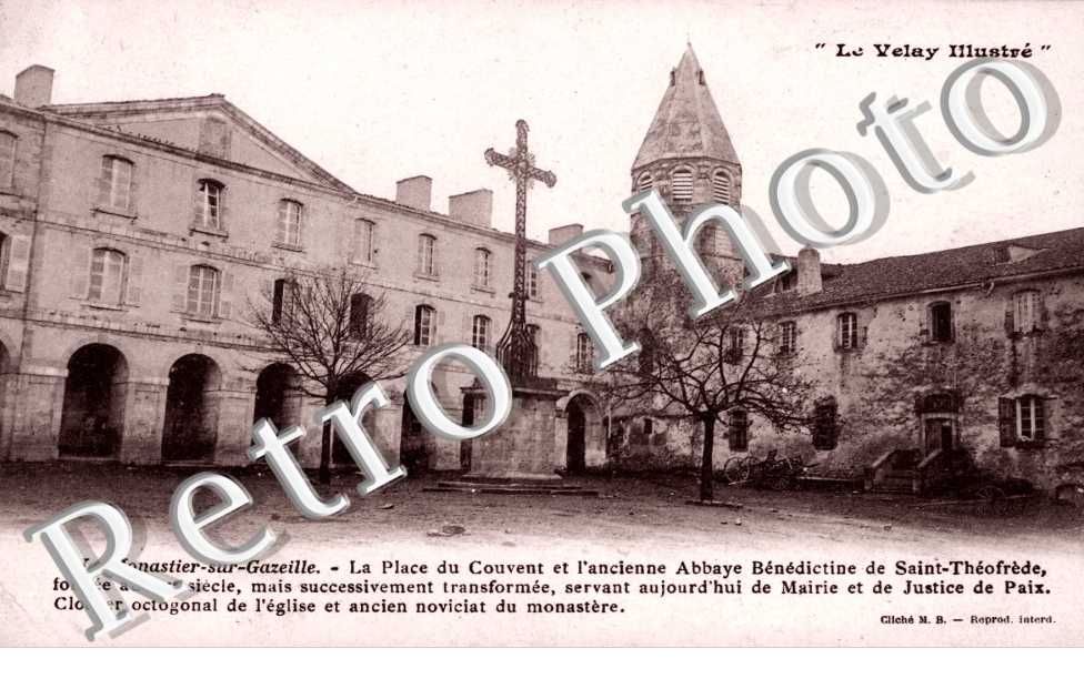 la Place du Couvent et l'ancienne Abbaye Benedictine de Saint-Theofrede