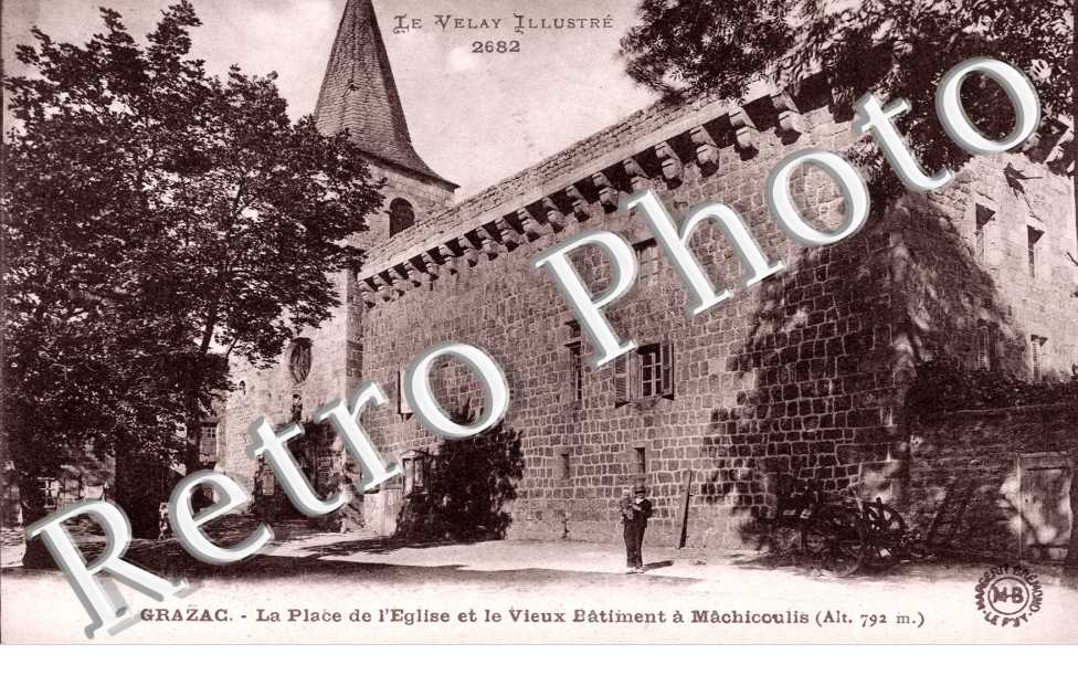 la place de l'eglise et le vieux batiment a Machicoulis