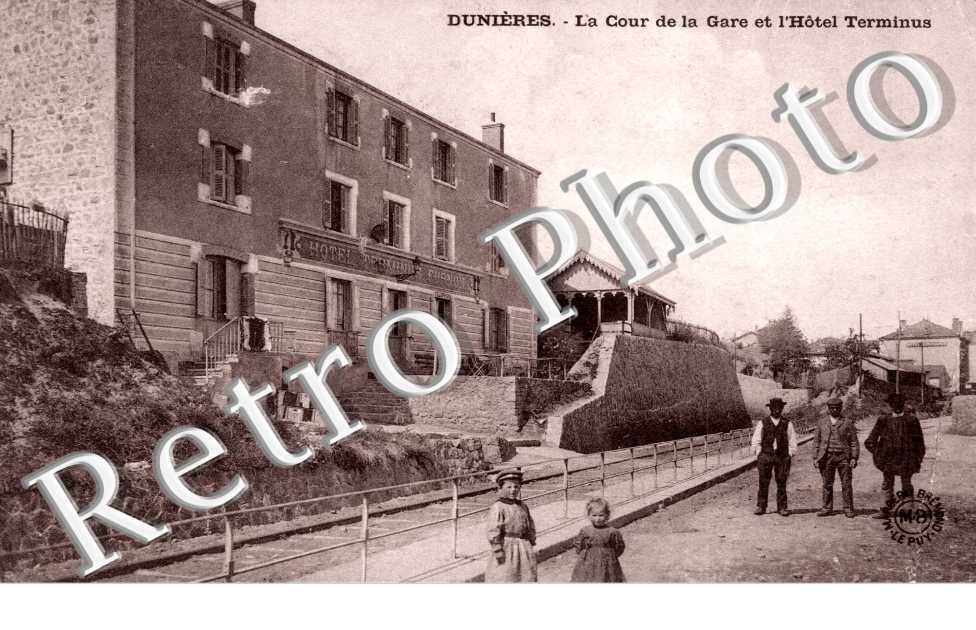 la cour de la gare et l'hotel terminus