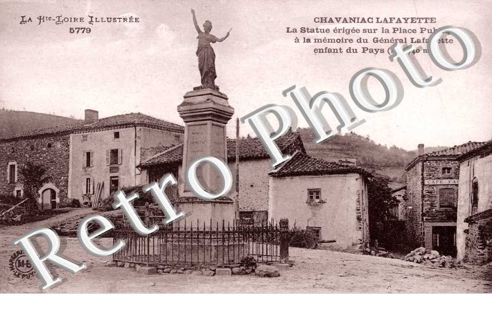 la Statue erigee sur la Place publique