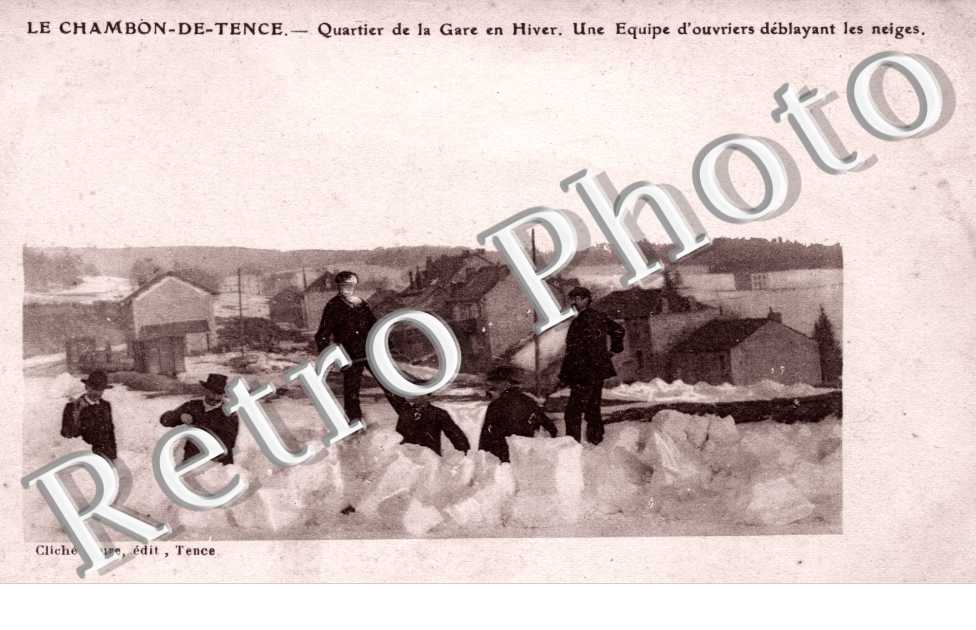 chambon sur tence, quartier de la gare en hiver, une equipe d'ouvriers deblayant les neiges