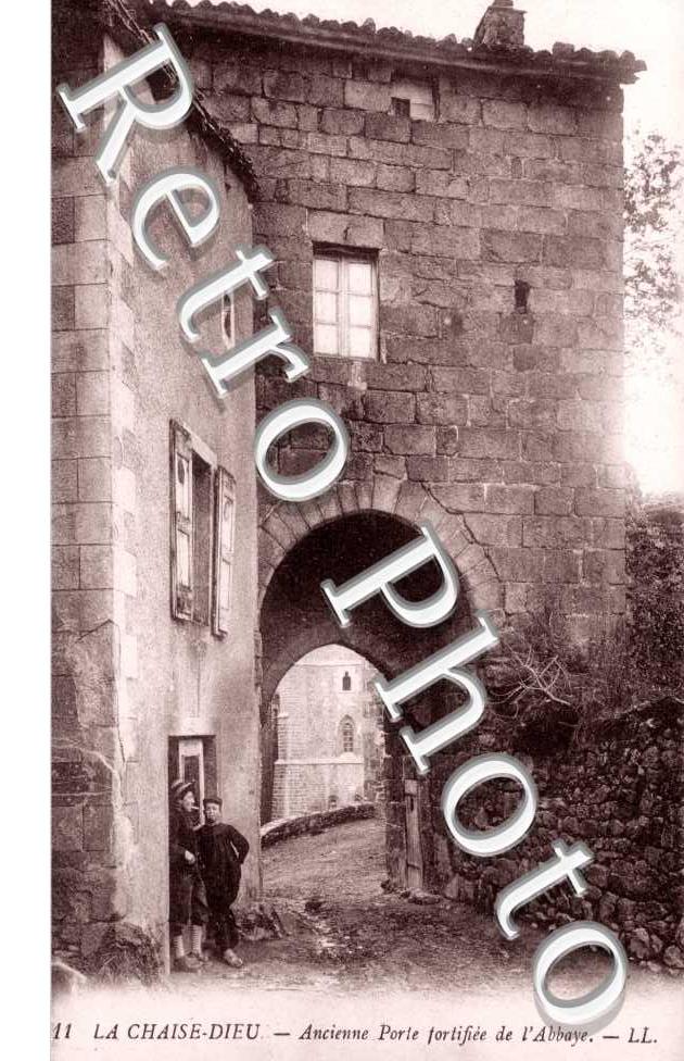 Ancienne porte fortifiee de l'abbaye