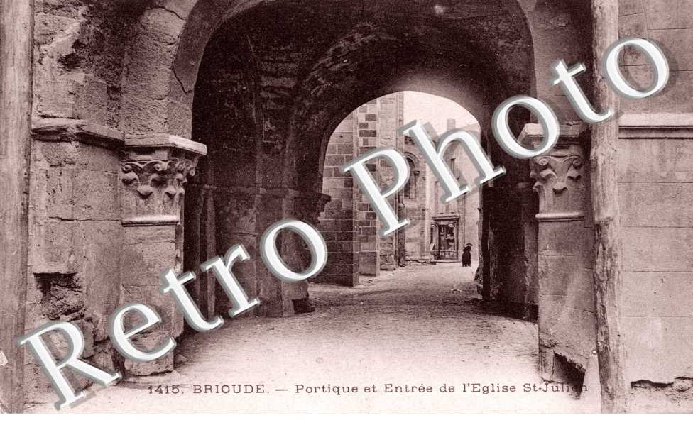 Portique et entree de l'Eglise saint Julien