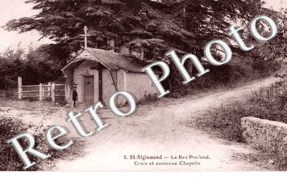le Rez profond  Croix et ancienne chapelle