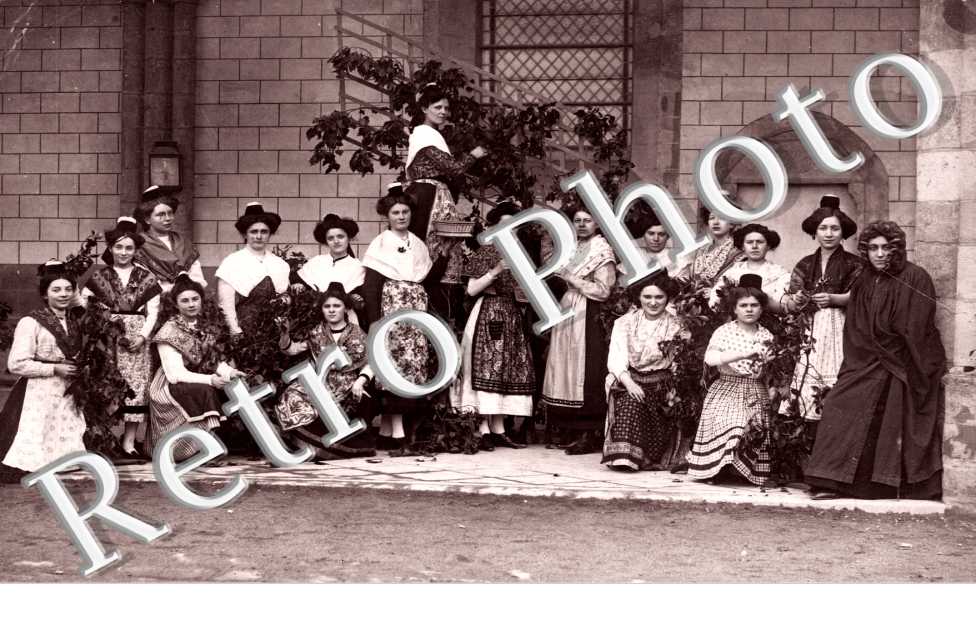 Groupe de Femmes en costume