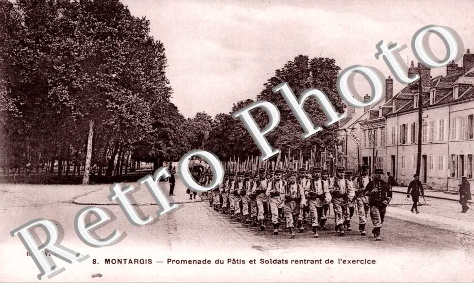 Promenade du Patis et soldats rentrant de l'exercice