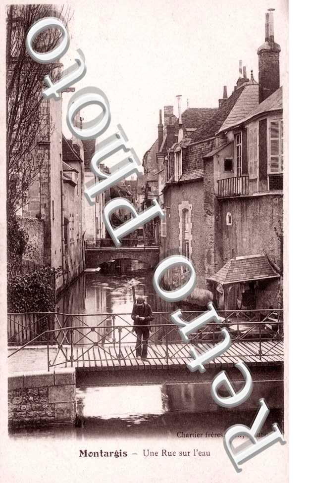 une rue sur l'eau