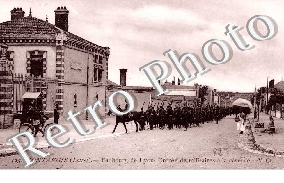 faubourg de Lyon, entree de militaires a la caserne